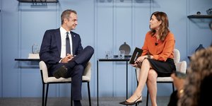 Ο Κυριάκος Μητσοτάκης με την αρχισυντάκτρια της WSJ