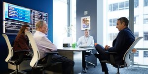 Ο Κυριάκος Μητσοτάκης συνομιλεί με δημοσιογράφους του Bloomberg 