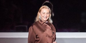 Το αξεσουάρ από τις κοσμηματοθήκες των γιαγιάδων μας επιστρέφει χάρη στη Miuccia Prada -Το κάνει πιο μοντέρνο από ποτέ