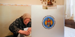 Η 92χρονη Feodora ρίχνει την ψήφο της σε κινητή κάλπη κατά τη διάρκεια των βουλευτικών εκλογών, στο χωριό Ντουρλεστι της Μολδαβίας