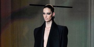 Από τα ’80s στο σήμερα: 5 τάσεις που θα φορεθούν ξανά το φθινόπωρο 2025