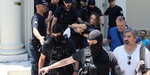 Η κατηγορούμενη για φόνους παιδιών, Ειρήνη Μουρτζούκου, συνοδεία ισχυρής αστυνομικής δύναμης