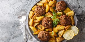 Αφράτα μπιφτέκια χωρίς ψωμί / Φωτογραφία: Shutterstock