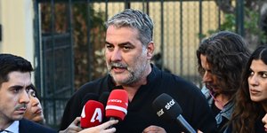 Ο Βασίλης Μπισμπίκης έξω από το δικαστήριο