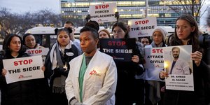 Παλιότερη διαμαρτυρία μελών των Γιατρών Χωρίς Σύνορα για τον θάνατο συναδέλφων τους στη Γάζα 