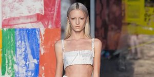 Η τρανς κόρη της Ναόμι Γουότς, Κάι, στην πασαρέλα στην Εβδομάδα Μόδας της Νέας Υόρκης