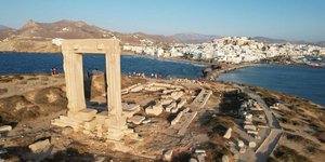 Η «Πορτάρα» της Νάξου με φόντο τη χώρα του νησιού