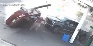 Η στιγμή που ο άνδρας αποφεύγει την τελευταία στιγμή το αυτοκίνητο σε πρατήριο καυσίμων στη Νεμπράσκα