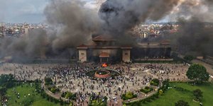 Προσπάθειες στο Νεπάλ για ειρηνική λύση, μετά τις χαοτικές διαδηλώσεις