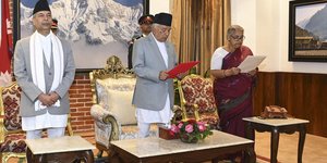 Ο πρόεδρος του Νεπάλ με την υπηρεσιακή πρωθυπουργό