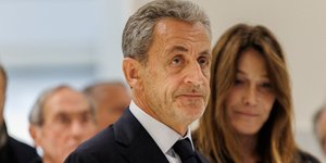 Ο Νικολά Σαρκοζί έχοντας στο πλάι του την σύζυγό του Κάρλα Μπρούνι 