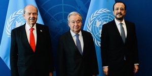 Ο Γενικός Γραμματέας των Ηνωμένων Εθνών, Αντόνιο Γκουτέρες (κέντρο), με τον Πρόεδρο της Κυπριακής Δημοκρατίας, Νίκο Χριστοδουλίδη (δεξιά), και τον Τουρκοκύπριο ηγέτη, Ερσίν Τατάρ (αριστερά)