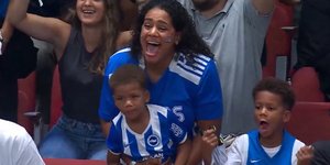 Η οικογένεια του Γιάννη Αντετοκούνμπο στον αγώνα Ελλάδα - Φινλανδία