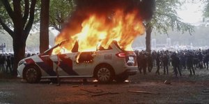 Περιπολικό καίγεται Ολλανδία