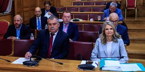 Τα μέλη του ΠΑΣΟΚ στην εξεταστική του ΟΠΕΚΕΠΕ σε πρώτο φόντο