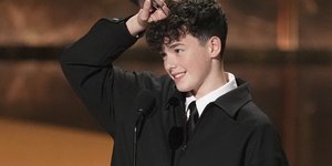 Ο Όουεν Κούπερ παραλαμβάνει το Emmy Β΄ ανδρικού ρόλου για το Adolescence, στην 77η απονομή στο Λος Άντζελες