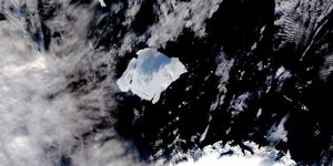 Το παγόβουνο A23a, κάποτε το μεγαλύτερο στον κόσμο, λιώνει με ταχείς ρυθμούς καθώς κινείται σε πιο θερμά νερά