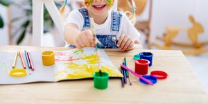 Παιδί ζωγραφίζει στο νηπιαγωγείο