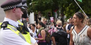 Η αστυνομία προχώρησε σε 890 συλλήψεις κατά τη διαδήλωση υποστήριξης στην Palestine Action στο Λονδίνο	