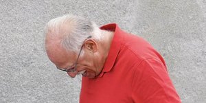 Ο Δημήτρης Παπαδημούλης πατάει σταφύλια 