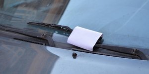 Χαρτί στο παρμπρίζ