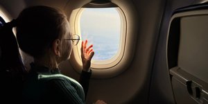 Γυναίκα σε παράθυρο αεροπλάνου