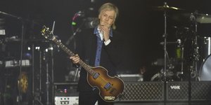 Ο Πολ Μακάρτνεϊ με το μπάσο του