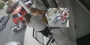 Η στιγμή που μια 37χρονη κλέβει τον σταυρό από ηλικιωμένη στον Πειραιά