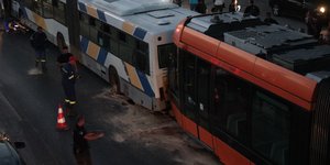 Σύγκρουση τραμ με λεωφορείο σε δρόμο στον Πειραιά