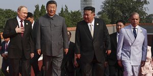 Σι Τζινπίνγκ (κέντρο), Κιμ Γιονγκ Ουν (δεξιά) και Βλαντιμίρ Πούτιν (αριστερά), περπατούν δίπλα-δίπλα στο Πεκίνο