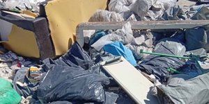 Πεταμένα μπάζα και σκουπίδια
