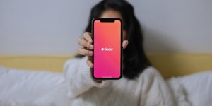 Δεκατρία χρόνια μετά την εμφάνιση του Tinder, η εφαρμογή έχει περάσει από πολλές μεταμορφώσεις / PEXELS
