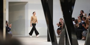Phoebe Philo: Η νέα της καμπάνια λανσάρει την πιο απρόσμενη φθινοπωρινή τάση στο μανικιούρ