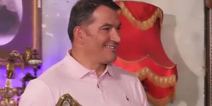 Ο Πύρρος Δήμας με την Ολυμπιακή Δάδα στην εκπομπή «Cash or Trash»