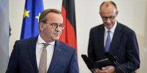 Ο Γερμανός υπουργός Άμυνας, Μπόρις Πιστόριους και στο βάθος ο καγκελάριος Μερτς