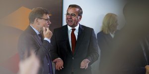 Ο υπουργός Εξωτερικών της Γερμανίας Γιόχαν Βάντεφουλ (αριστερά) με τον υπουργό Άμυνας, Μπόρις Πιστόριους