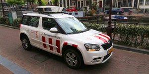 Αυτοκίνητο της Αστυνομίας φωτογραφίζει τα παράνομα σταθμευμένα οχήματα στη Γερμανία 