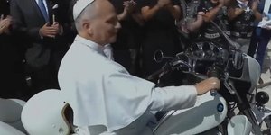 Ο Πάπας κάθισε πίσω από το τιμόνι μιας μοτοσικλέτας