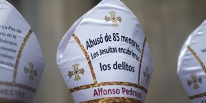 Δυο Ισπανοί ιησουίτες καταδικάστηκαν στη Βολιβία για συγκάλυψη ιερέα που κακοποίησε σεξουαλικά δεκάδες παιδιά	 Δυο Ισπανοί ιησουίτες καταδικάστηκαν για συγκάλυψη ιερέα που κακοποίησε σεξουαλικά δεκάδες παιδιά