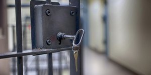 Άνδρας εξακολουθεί να βρίσκεται στη φυλακή 20 χρόνια μετά την κλοπή τηλεφώνου