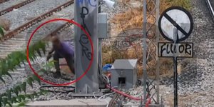 Η στιγμή που 29χρονος κλέβει καλώδια της τηλεδιοίκησης στον Προαστιακό