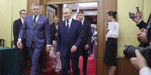 Ο Ρώσος πρόεδρος Βλαντίμιρ Πούτιν, στο κέντρο, περπατά μαζί με τον Σλοβάκο πρωθυπουργό Ρόμπερτ Φίτσο, αριστερά