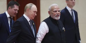 Χέρι χέρι Πούτιν και Μόντι