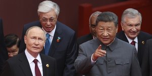 Από αριστερά, ο Ρώσος πρόεδρος Βλαντίμιρ Πούτιν, ο πρόεδρος του Καζακστάν Κασίμ-Τζομάρτ Τοκάγιεφ, ο Κινέζος πρόεδρος Σι Τζινπίνγκ και ο πρόεδρος του Ουζμπεκιστάν Σαβκάτ Μιρζιογιέφ