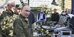 Ο Βλαντιμίρ Πούτιν με στρατιωτική ενδυμασία