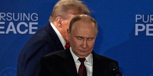 Ο Ρώσος πρόεδρος Βλαντιμίρ Πούτιν με τον Ντόναλντ Τραμπ σε δεύτερο πλάνο