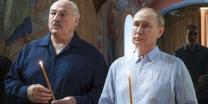 Ο Βλάντιμιρ Πούτιν με τον Λευκορώσο πρόεδρο Λουκασένκο παρακολουθούν λειτουργία σε ορθόδοξη εκκλησία 