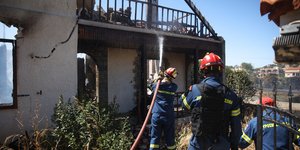 Πυροσβέστες στο έργο της κατάσβεσης