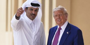 Ο πρωθυπουργός του Κατάρ, σεΐχης Μοχάμεντ μπιν Αμπντουλραχμάν αλ Θάνι σε παλαιότερη συνάντηση με τον Αμερικανό πρόεδρο Ντόναλντ Τραμπ 