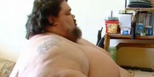 Για πολλά χρόνια, ο Ρίκι Ναπούτι, που στο μεγαλύτερο βάρος του ξεπερνούσε τα 400 κιλά, πάλευε με τη σχέση του με το φαγητό